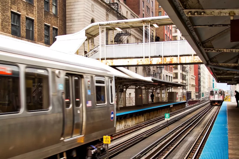 Chicago elevated train leaving a platform.